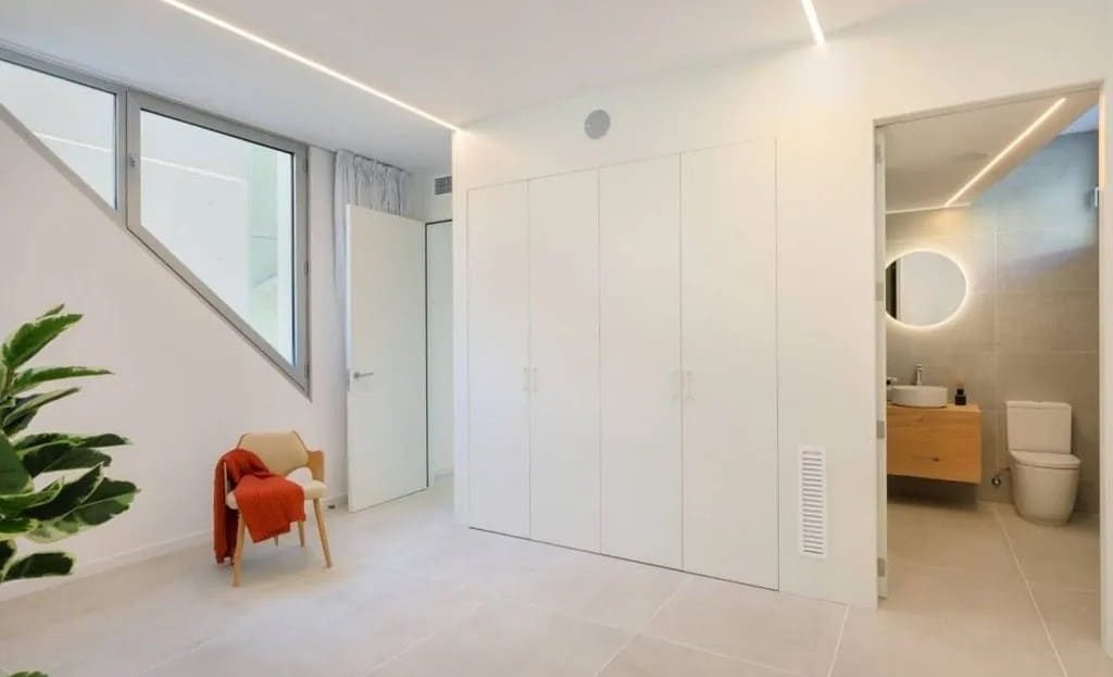 Минималистичный интерьер спальни с естественным освещением