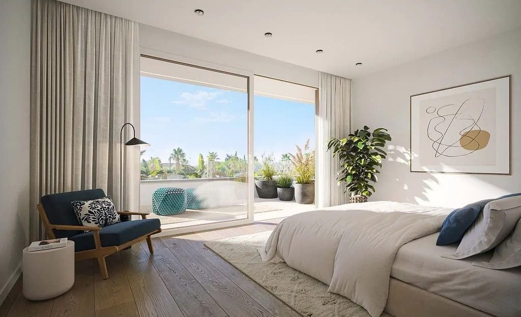 Гостиная зона с панорамным окном и естественным освещением