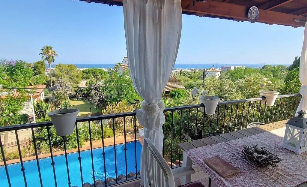 Терраса с видом на бассейн и зеленую зону