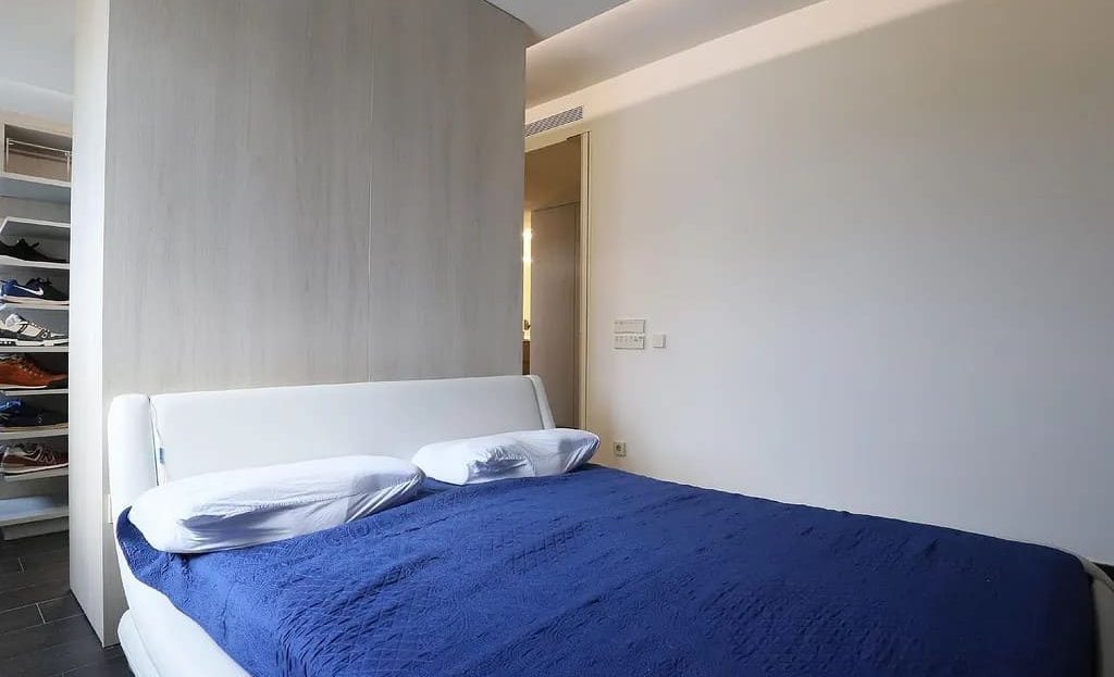 Вторая зона спальни с видом из окна