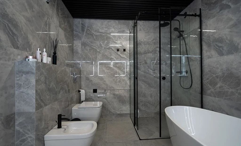 Санузел с душевой зоной и премиальной отделкой.