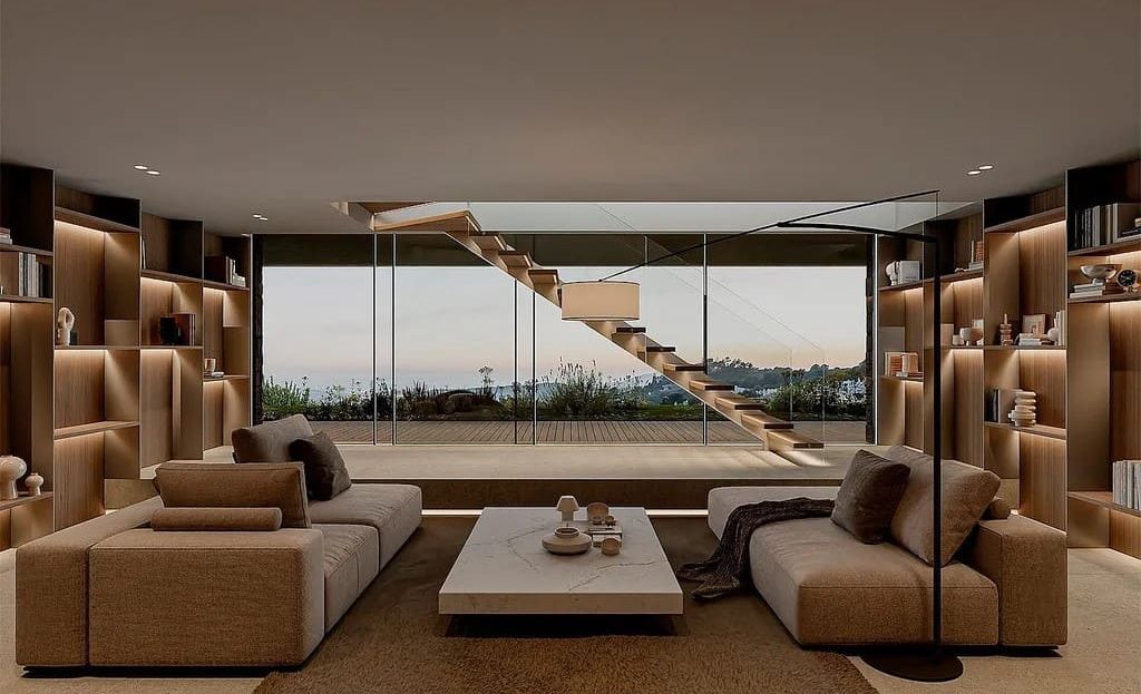 Гостиная с дизайнерской мебелью и видом через панорамные окна