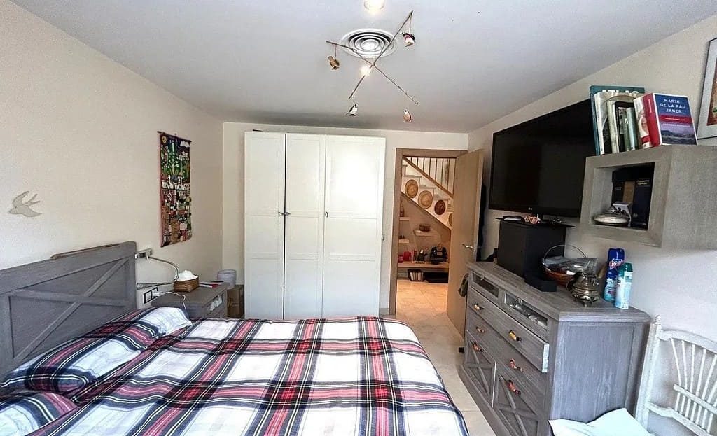 Главная спальня с большой кроватью и шкафами.