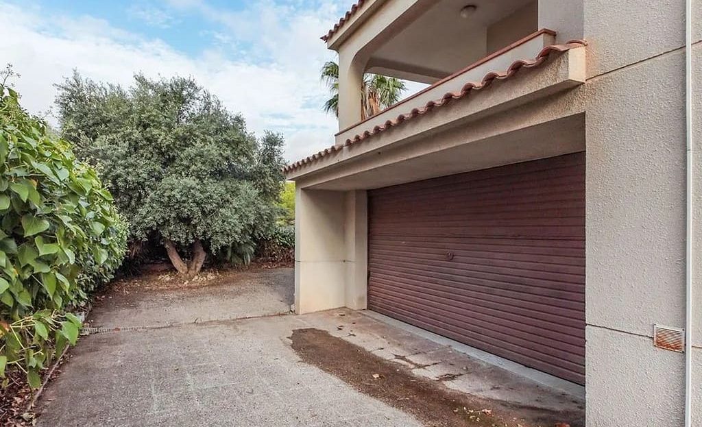 въезд к гаражу и двор с растительностью