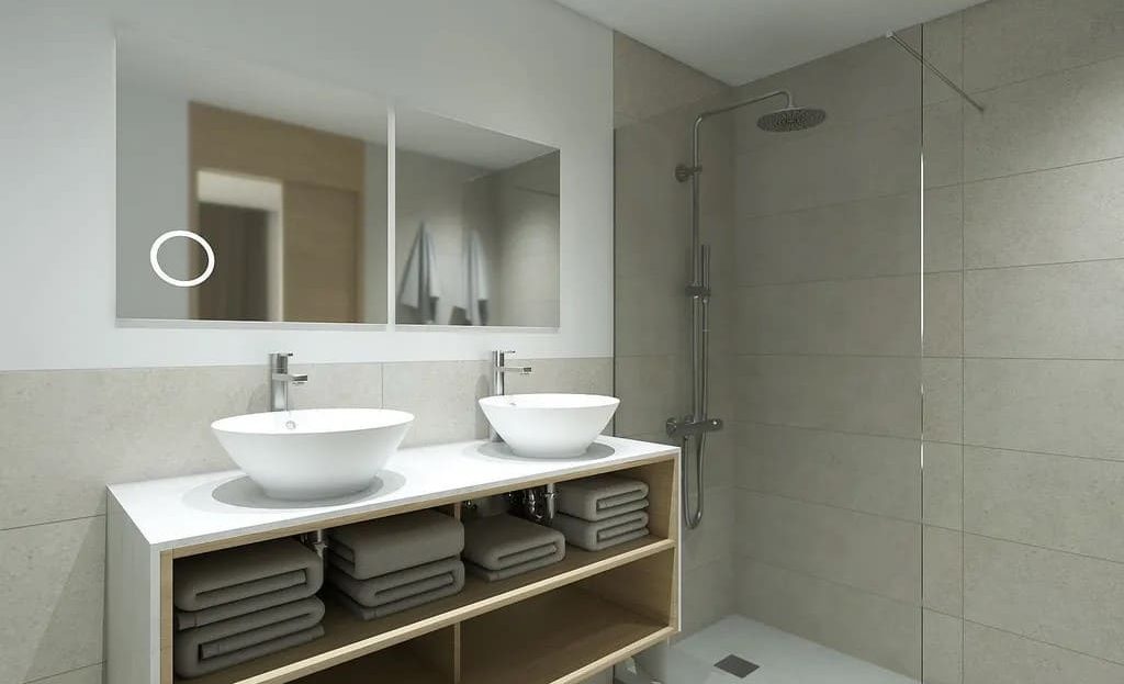 Современная ванная комната с двумя раковинами и душевой зоной