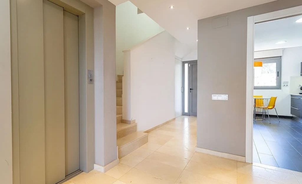 Холл и лестница внутри таунхауса