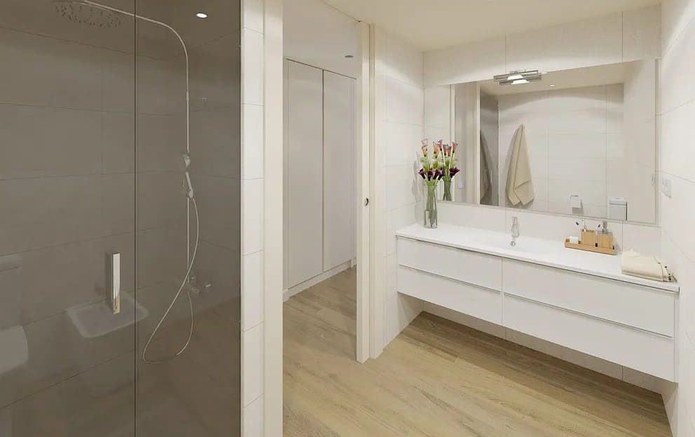 Ванная комната с душевой кабиной и современной отделкой