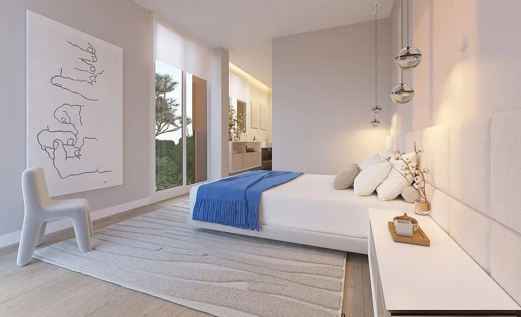 Спальня с двуспальной кроватью и светлым интерьером