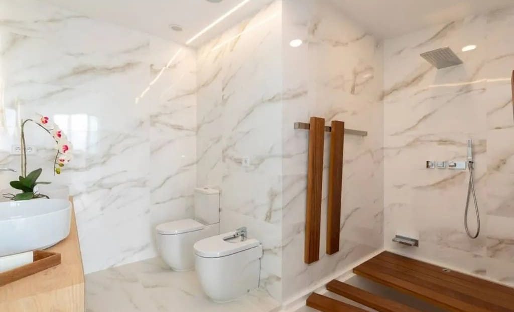 Ванная комната с мраморной отделкой и душевой зоной