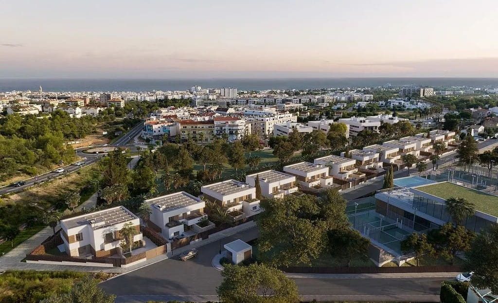 Панорамный вид на жилой комплекс и окрестности Sitges