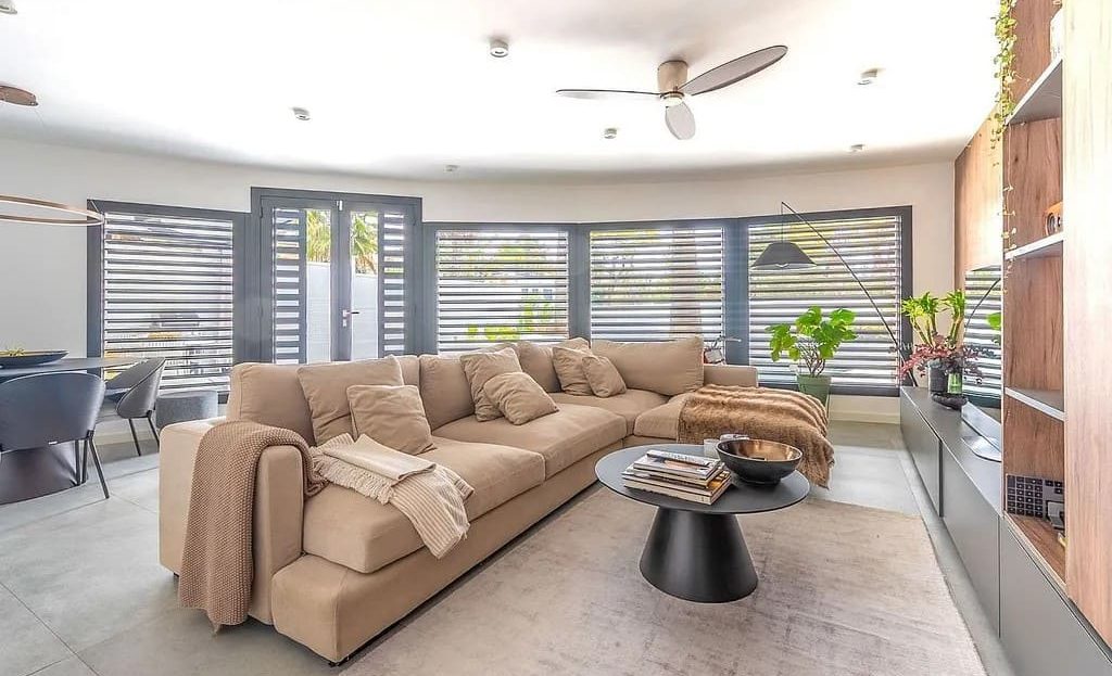 Зона отдыха в гостиной с большими окнами