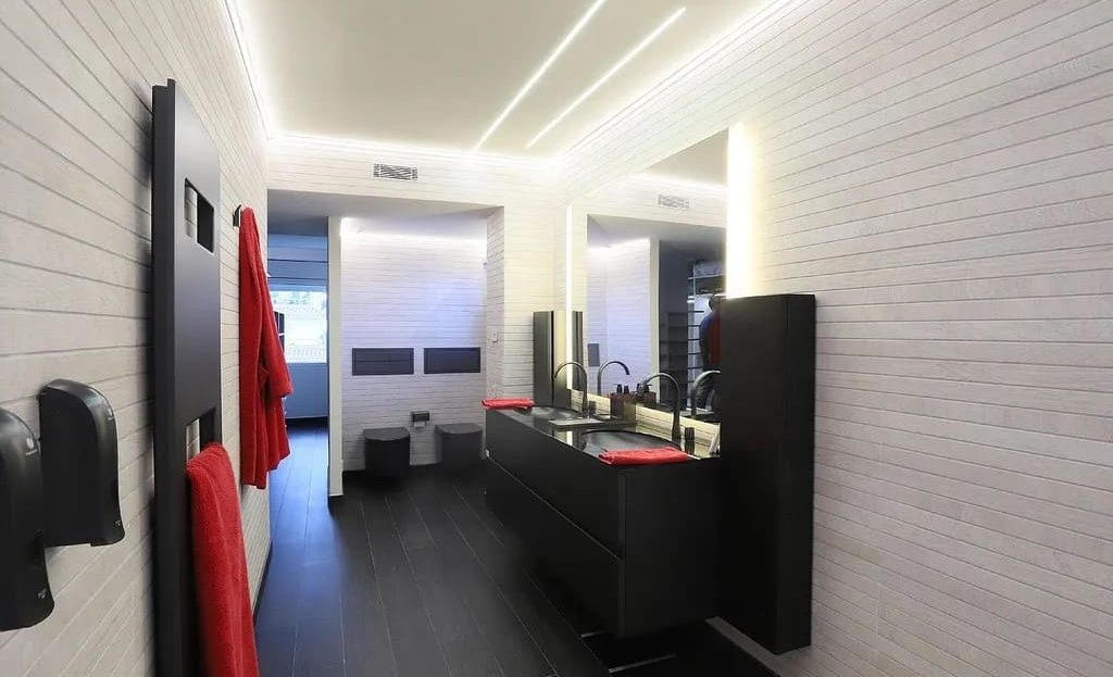 Коридор квартиры с дизайнерским освещением