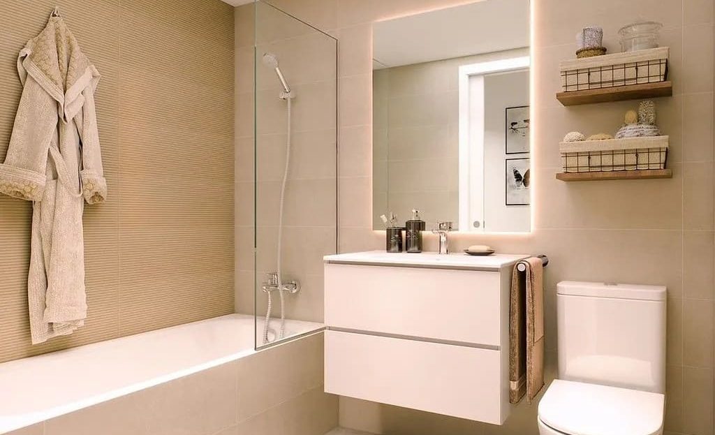 Ванная комната с ванной, раковиной и туалетом в новой квартире