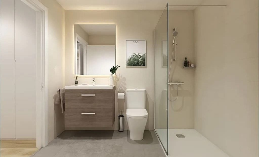 Ванная комната с душем и современной сантехникой