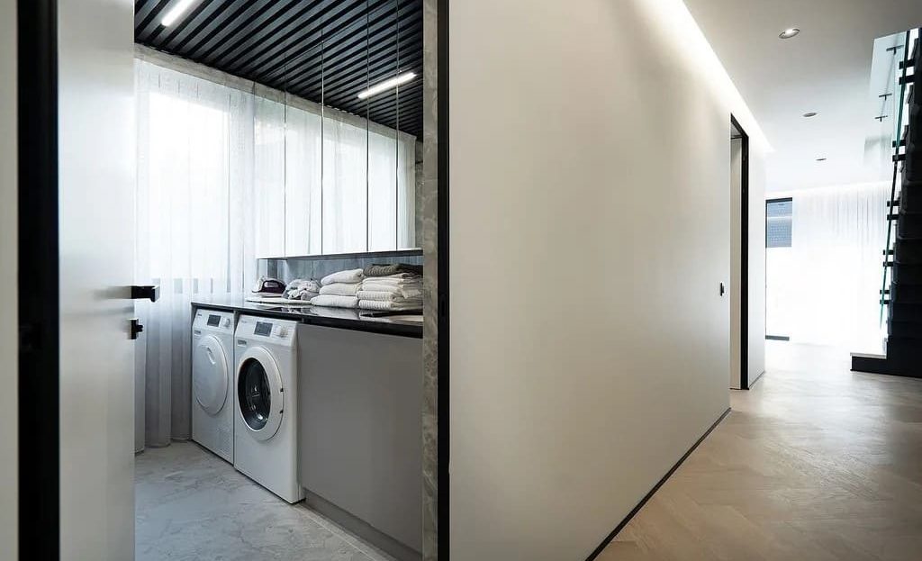 Подсобное помещение или прачечная в доме.