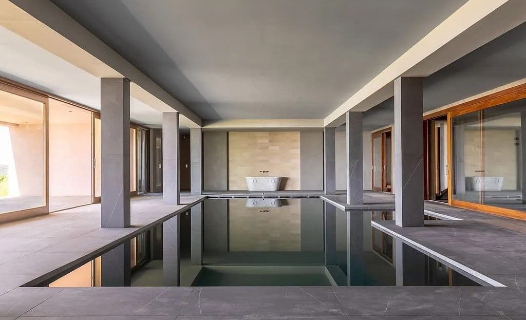 Крытый бассейн с панорамным остеклением и выходом в дом.