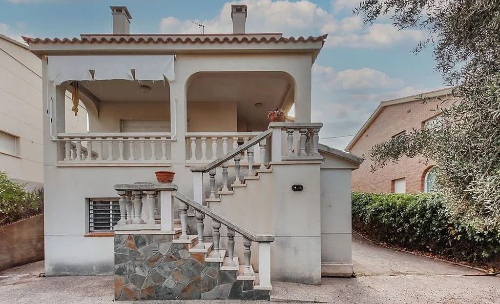 фасад дома с лестницей и террасой