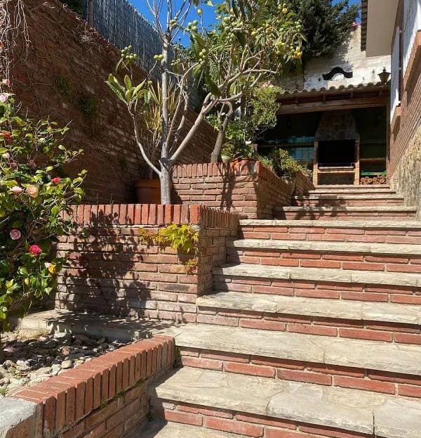 Лестница и садовая зона виллы