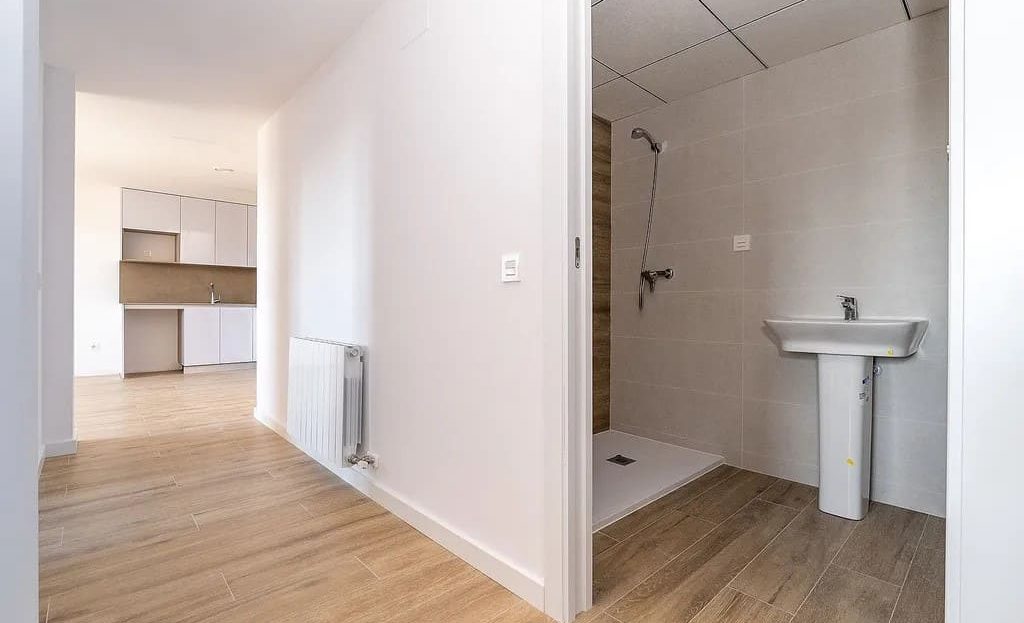 Ванная комната с душевой кабиной и раковиной