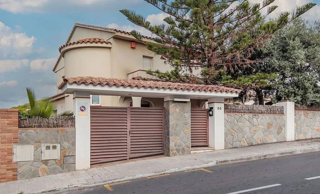 внешний фасад дома и гаража с улицы