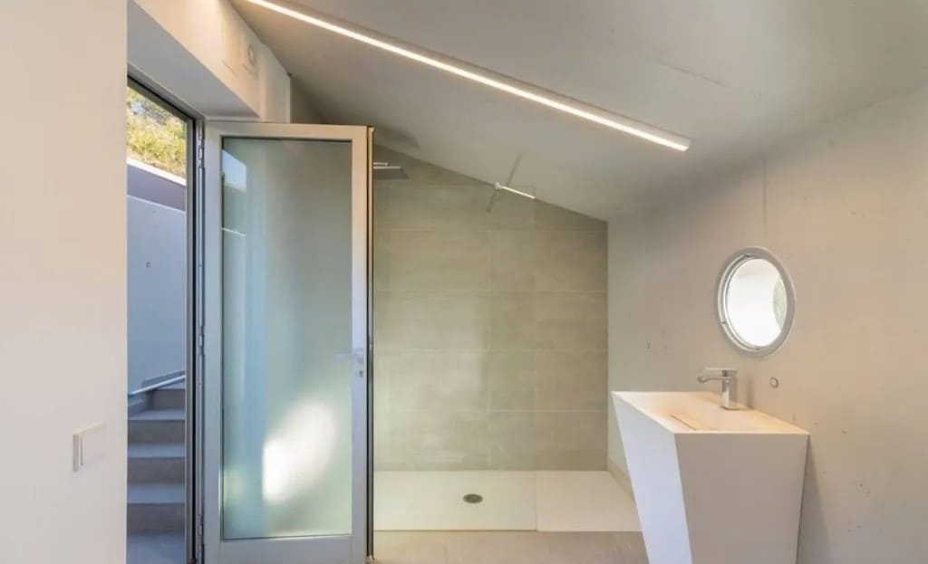 Современная ванная комната с дизайнерской сантехникой