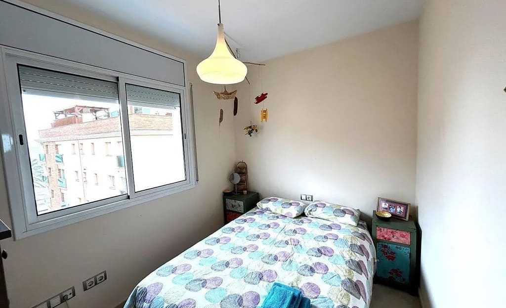 Третья спальня с односпальной кроватью и светлым интерьером.