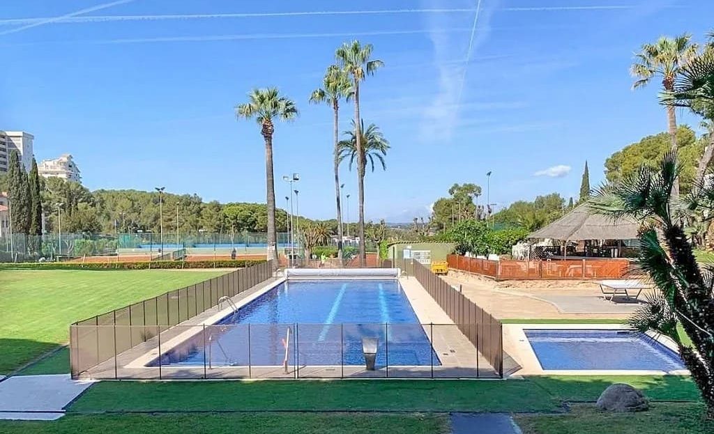 Общий бассейн жилого комплекса Вальпинеда