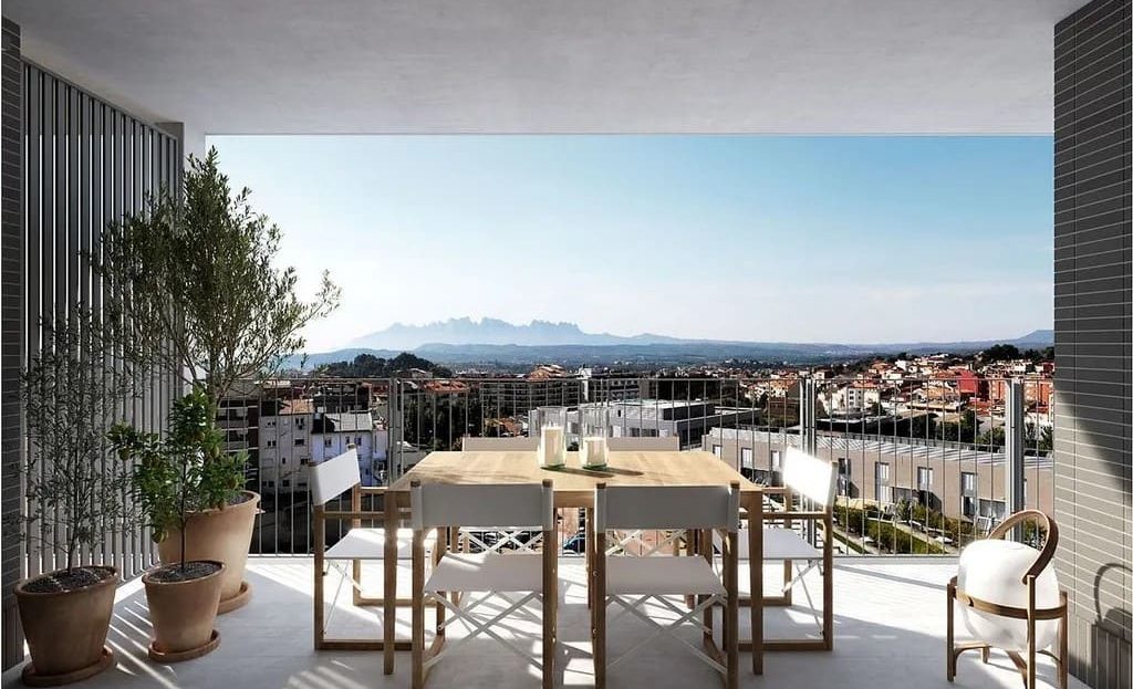 Терраса квартиры с видом на город и окрестности