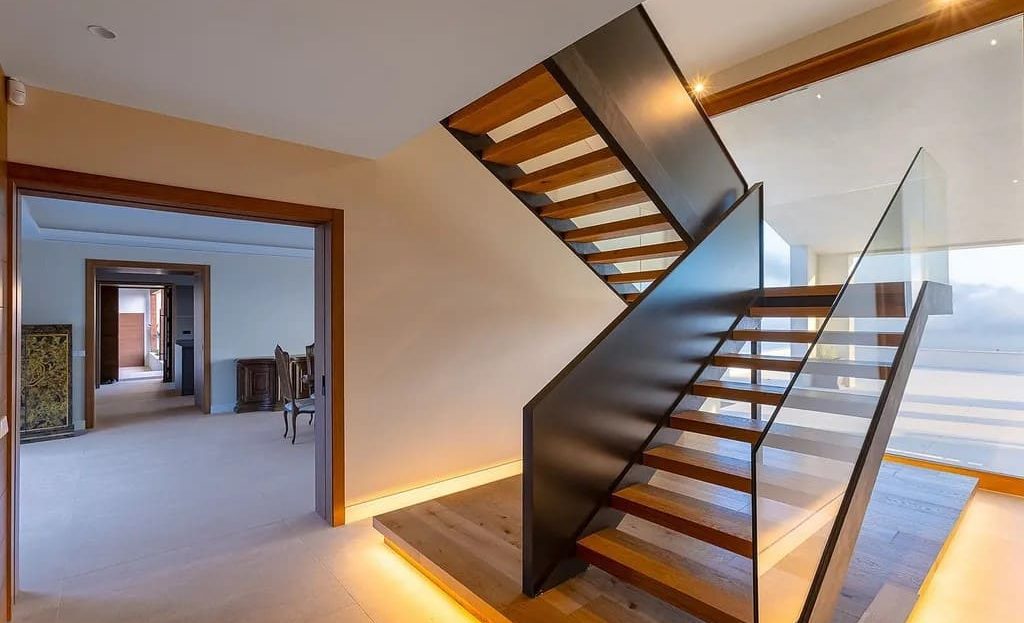 Лестница с современным дизайном и стеклянными перилами.