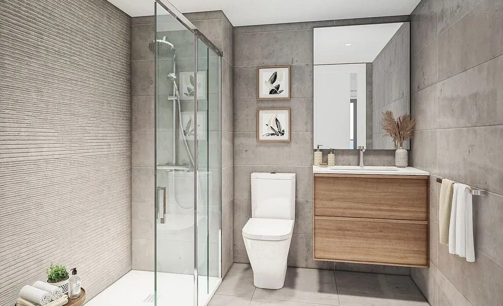 Ванная комната с душевой кабиной и современной отделкой.