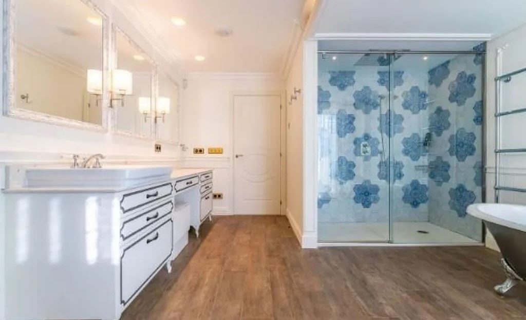 Просторная ванная комната с душевой кабиной и двойной тумбой