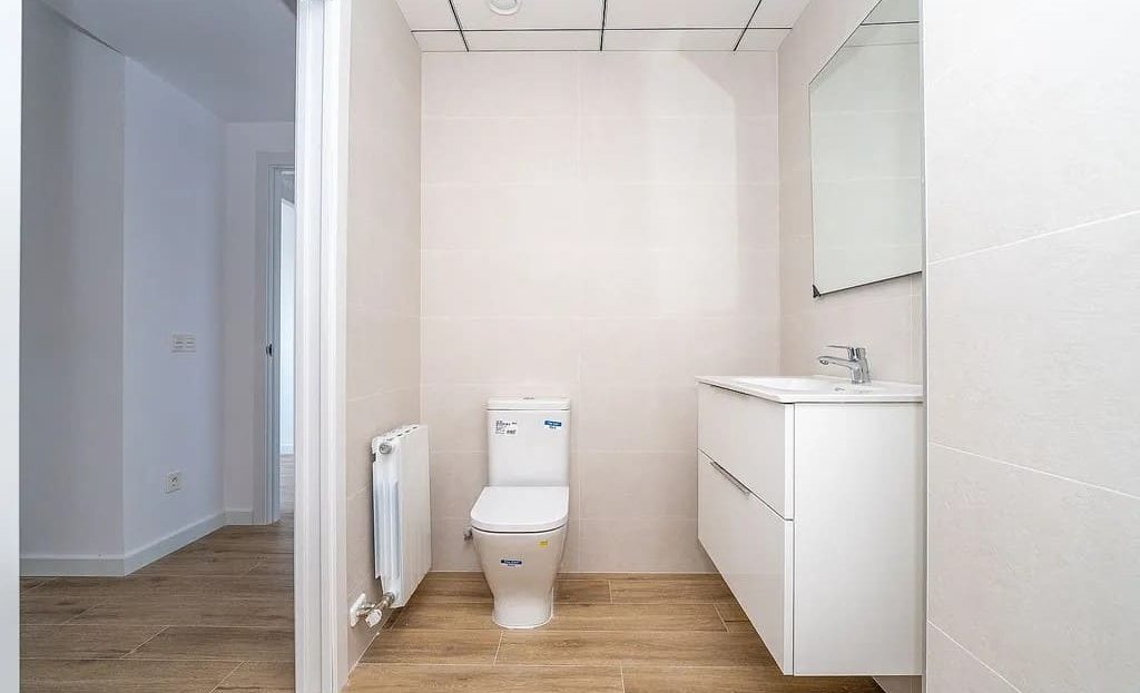 Санузел с унитазом и современной раковиной