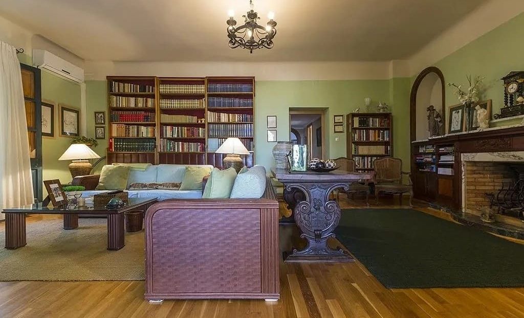 Библиотека с деревянными полками и зоной отдыха