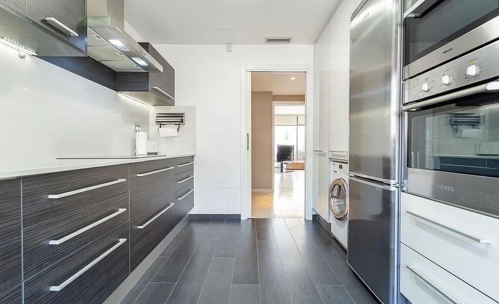 Современная полностью оборудованная кухня