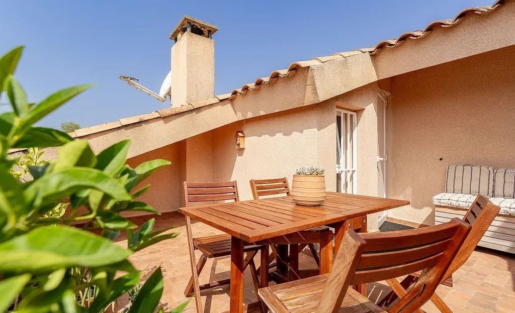 Терраса на верхнем уровне таунхауса с обеденной зоной