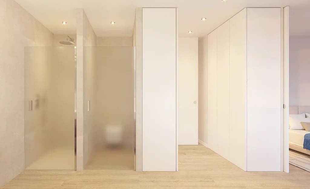 Ванная комната с душевой кабиной и минималистичным дизайном