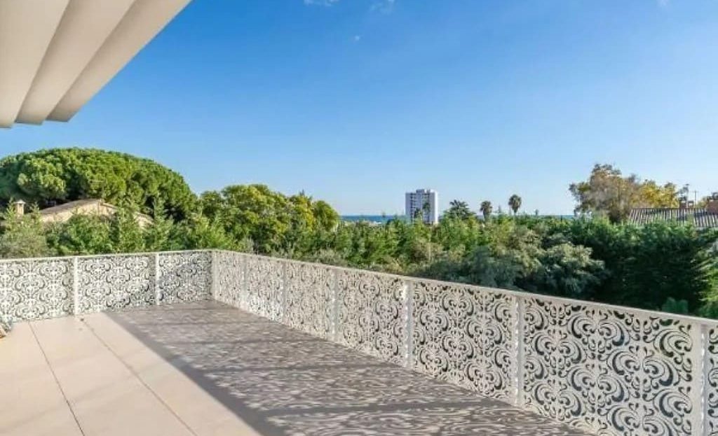 Вид с террасы на зелёную зону и пейзаж