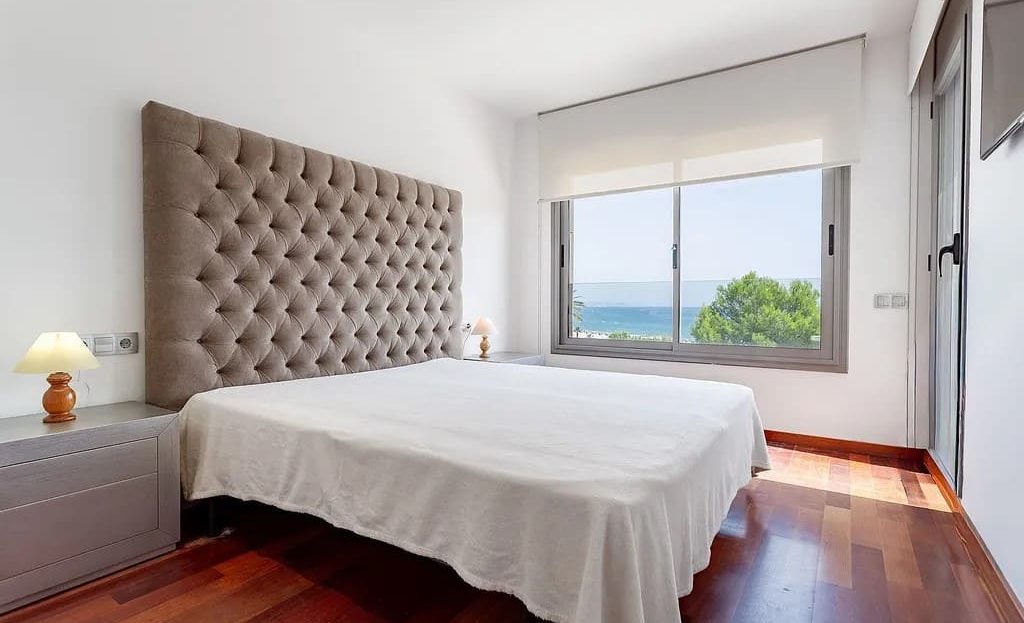 Спальня с двуспальной кроватью и видом на море