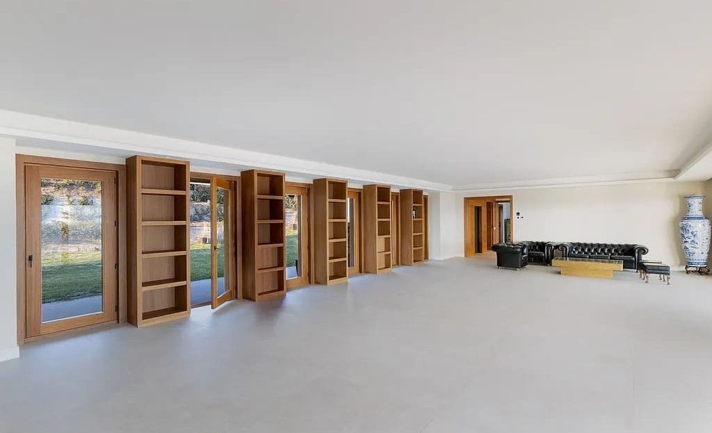 Многофункциональное помещение с панорамными окнами и выходом на террасу.