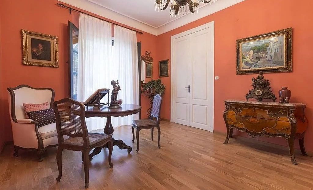 Салон с классической мебелью и выходом на террасу