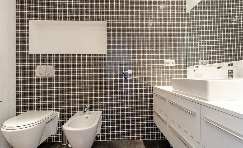 Ванная комната с современной сантехникой и отделкой