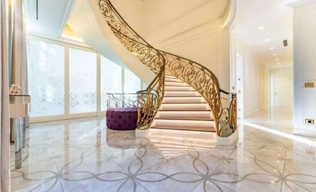 Дизайнерская винтовая лестница в светлом холле виллы