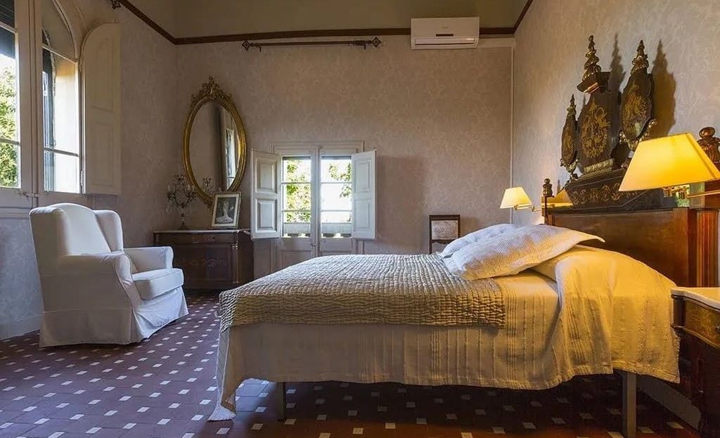 Главная спальня с видом в сад и классическим оформлением