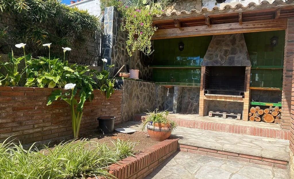 Барбекю-зона и садовая терраса виллы