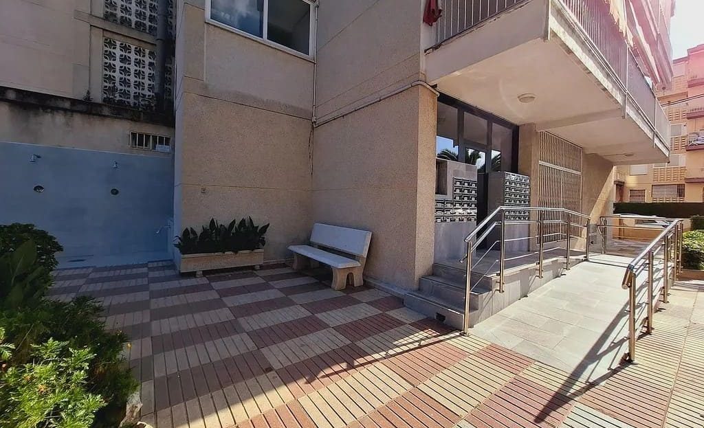 Входная зона жилого здания с лестницей и пандусом.