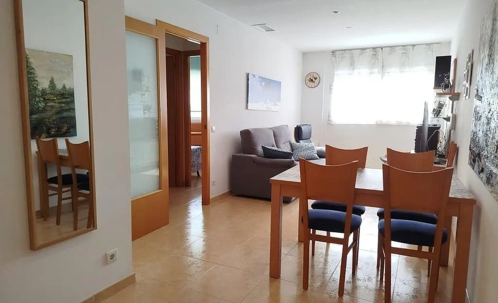 Гостиная-столовая с обеденным столом и выходом в коридор.