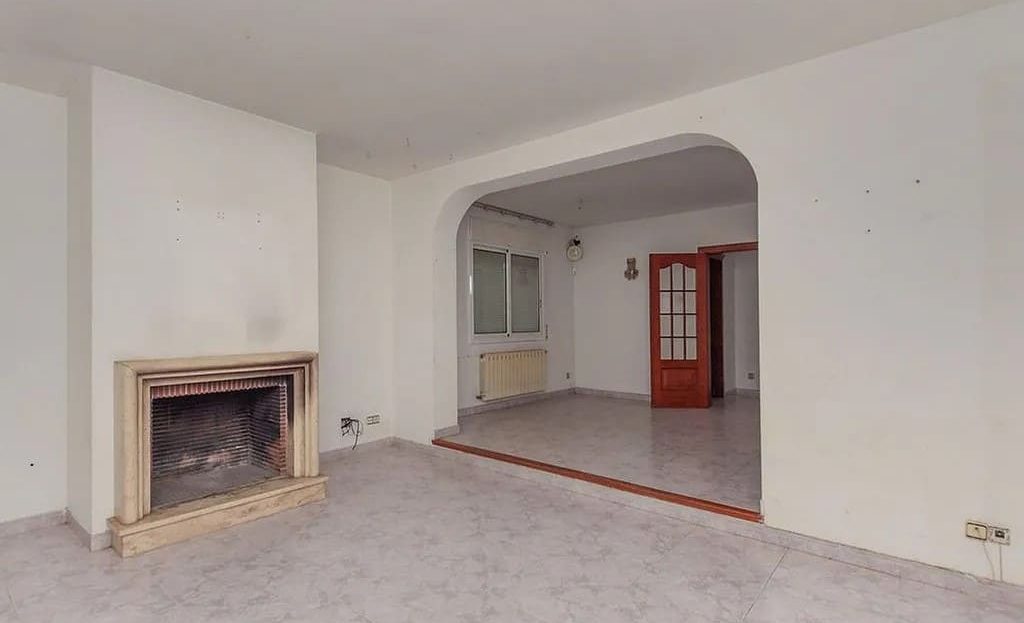 гостиная с камином в доме на продажу