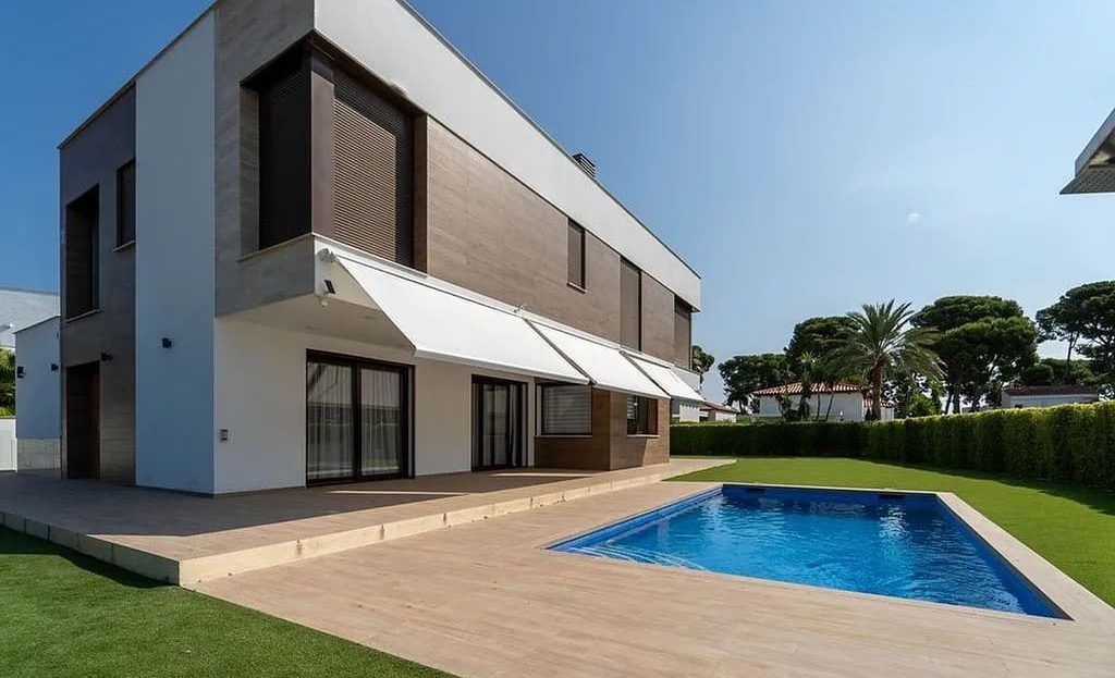 Вид сбоку на виллу с террасой и бассейном