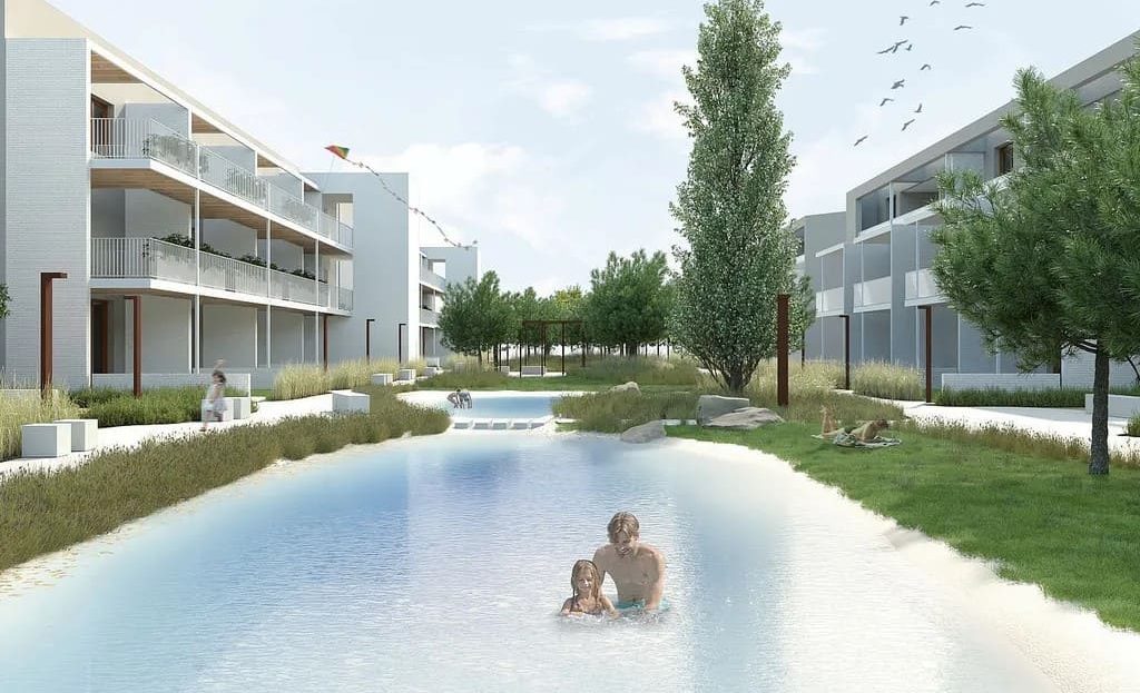 Прогулочная зона новостройки вокруг декоративного водоёма с ландшафтным дизайном