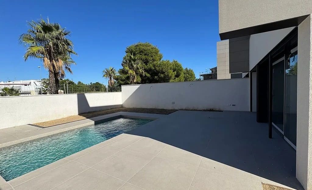 Двор и бассейн нового дома рядом с пляжем